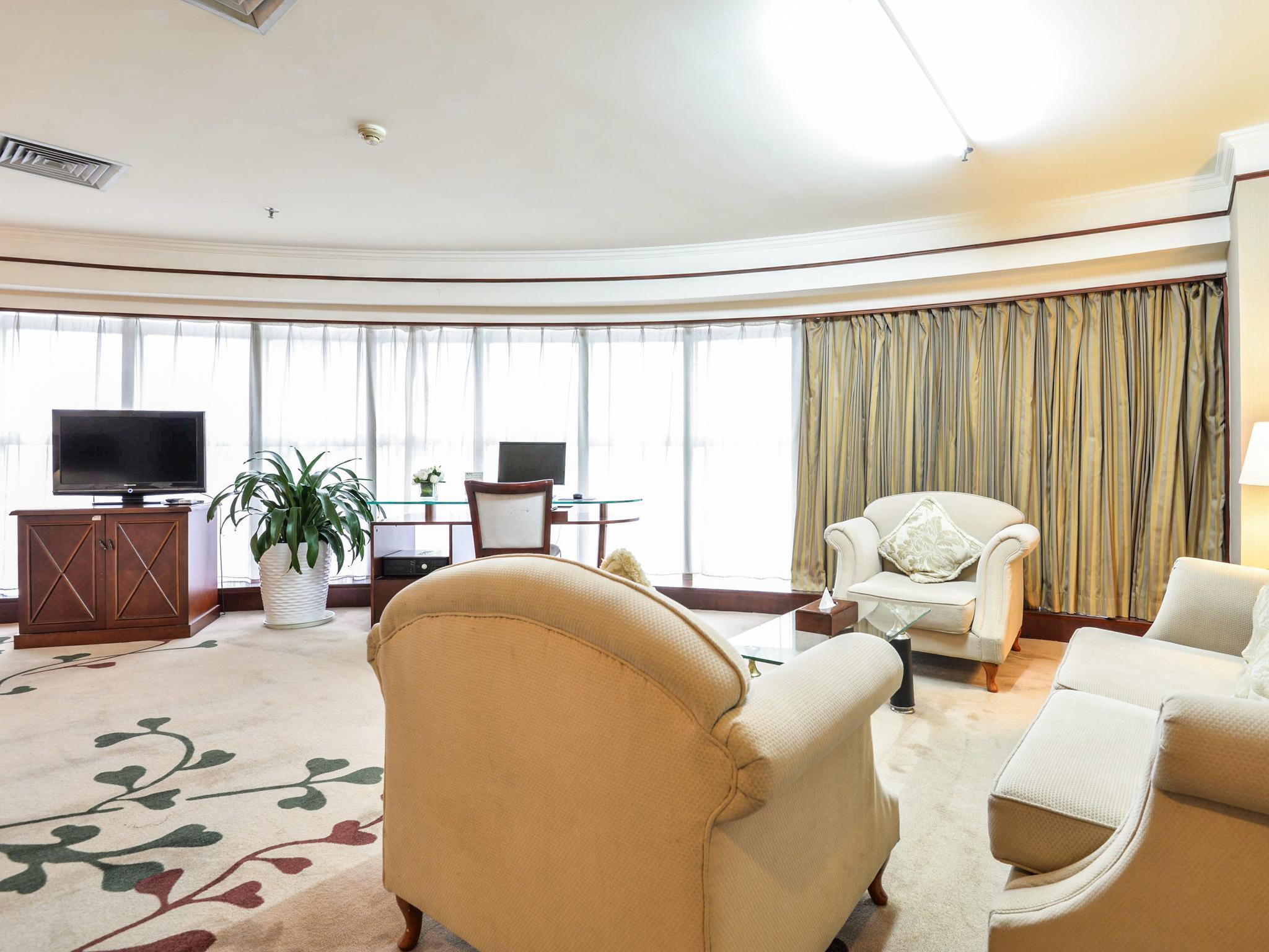 Royalty Hotel Shenzhen Exterior photo